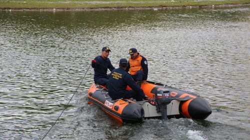 Хэрлэн голын усанд машинтайгаа унаж, нэг хүний амь эрсэджээ
