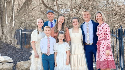 Хүмүүжлийн зөвлөгөө өгдөг алдартай блогчин хүүхдүүдтэйгээ хэрцгий харьцсан хэргээр баривчлагджээ