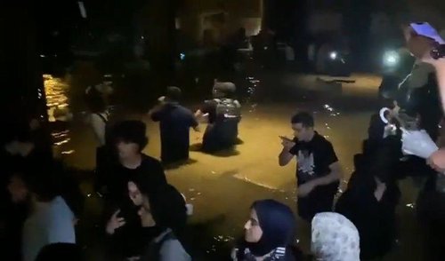 ВИДЕО: Стамбулын номын сан усанд автаж, гарах гарцгүй болсон оюутнуудыг аварчээ