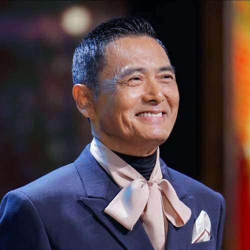 Чоу Юньфат Азийн кино урлагт оруулсан хувь нэмрийнхээ төлөө шагнал хүртлээ