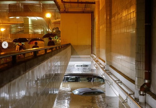 ВИДЕО: Сүүлийн 150 жилд бүртгэгдэж байгаагүй их хэмжээний тунадас Хонконгт буужээ