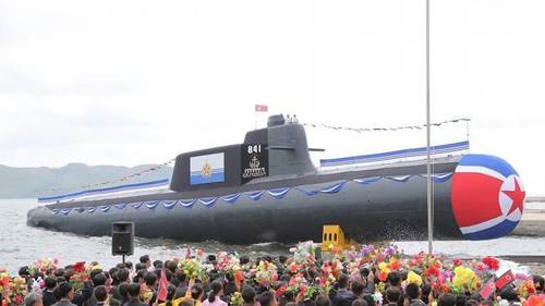 Хойд Солонгос тактикийн цөмийн зэвсэгтэй шумбагч онгоцыг далайд гаргалаа