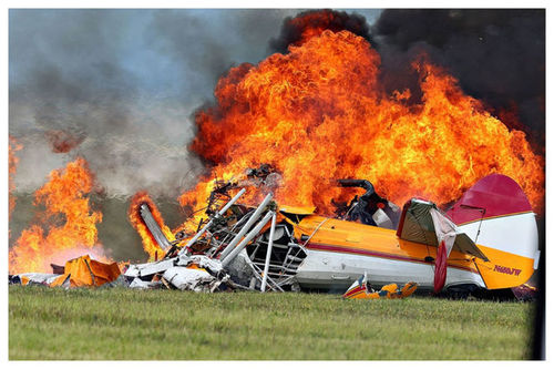 Унгарт агаарын шоуны үеэр онгоц осолдож, хоёр хүн амиа алджээ