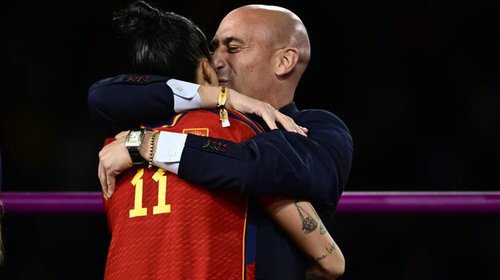 Хөлбөмбөгчнийг үнсэж дуулианы эзэн болсон Рубиалес халагдах өргөдлөө өгчээ