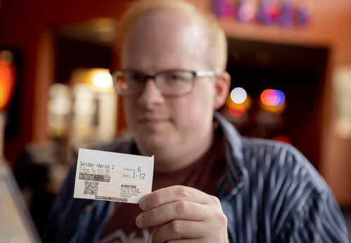 Өдөр бүр театрт кино үздэг эр дэлхийн дээд амжилт тогтоожээ