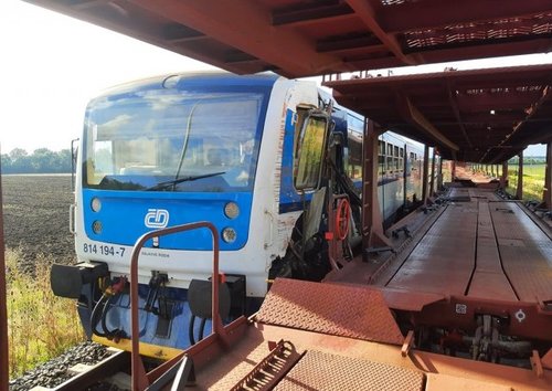 Чехэд зорчигч тээврийн галт тэрэг ачааны галт тэрэгтэй мөргөлджээ