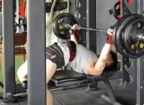 Хятадын фитнес дасгалжуулагч хэт хүнд штанг өргөх гэж байгаад амиа алджээ