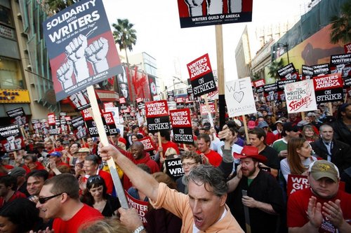 Холливудын зохиолчид таван сар үргэлжилсэн ажил хаялтаа зогсоохыг зөвшөөрчээ