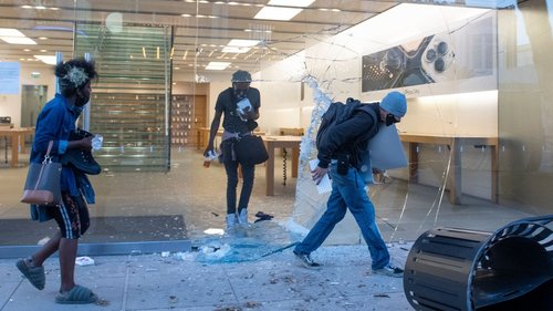 ВИДЕО: АНУ-д өсвөр настнууд бүлэглэн Apple-ийн дэлгүүрийг дээрэмджээ