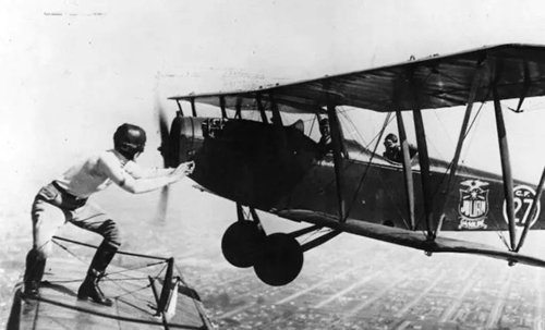 ВИДЕО: Онгоц хооронд үсэрч, онгоцны дугуйг агаарт сольж байсан эмэгтэй