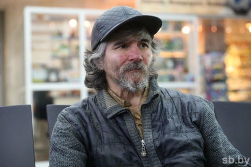 Оросын жуулчин Минскийн нисэх буудал дээр хоёр сар амьдарч байна