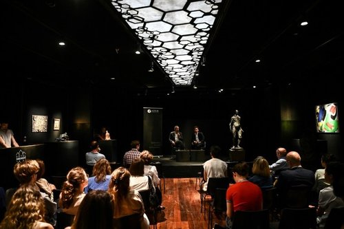 Жерар Депардье цуглуулгынхаа 250 зураг, уран баримлыг дуудлагаар худалджээ