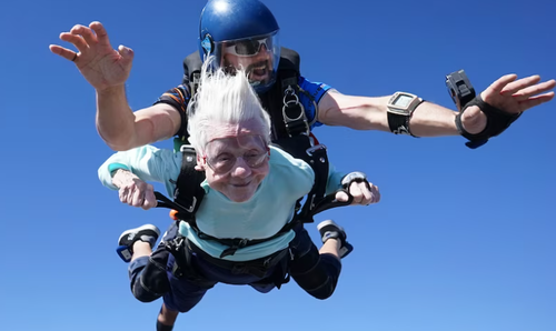 104 настай эмэгтэй шүхрээр бууж, дээд амжилт тогтоожээ