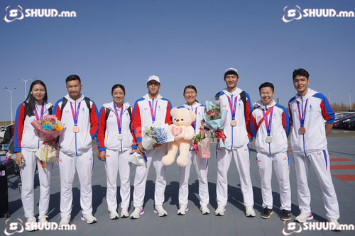 ФОТО: Азийн наадмын 3х3 сагсан бөмбөгийн төрөлд медаль хүртсэн тамирчид эх орондоо ирлээ