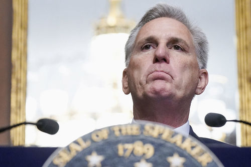 АНУ-ын Төлөөлөгчдийн танхим түүхэндээ анх удаа тэргүүнээ огцруулав