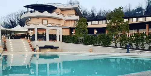 Залуу хос хуримын зардлаа төлөлгүй, улсаасаа зугтжээ