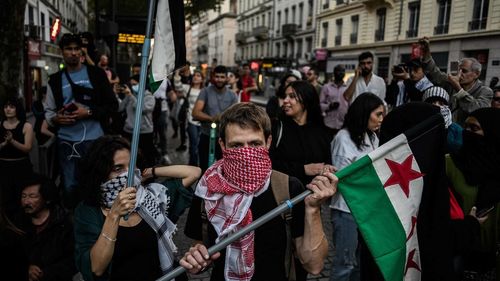 Францад Палестиныг дэмжсэн жагсаалыг хүч хэрэглэн тараажээ