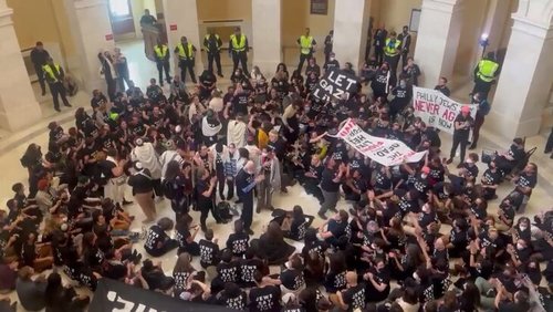 Израилыг эсэргүүцэгчид АНУ-ын Конгрессын байр руу халджээ