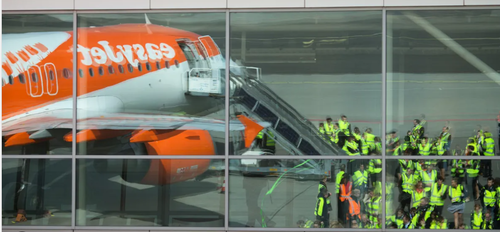 Шумуулнаас болж нислэг таван цаг саатжээ