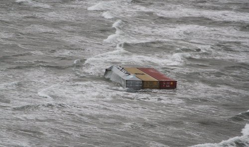 Хоёр хөлөг онгоц мөргөлдөж, нэг далайчин амиа алджээ