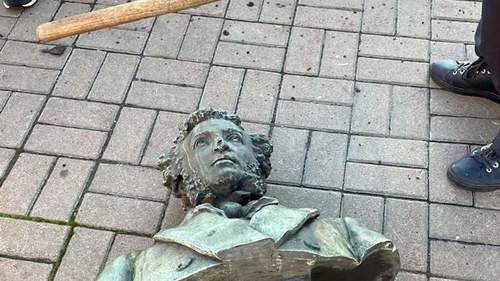 Киев хотод Пушкиний хөшөөг буулгажээ