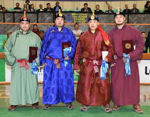 Нийслэлийн барилдаанд Б.Бат-Өлзий түрүүлж, 10 саяар шагнууллаа