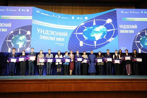 БОАЖ-ын сайдын нэрэмжит тэтгэлгээр шилдэг 15 оюутныг шагналаа