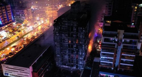 Туркэд 10 давхар барилга дээр аянга буусны улмаас барилга бүхэлдээ шатжээ