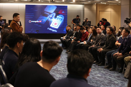 Ерөнхий сайд Л.Оюун-Эрдэнэ E-Mongolia-гийн багтай өглөөний уулзалт хийж байна