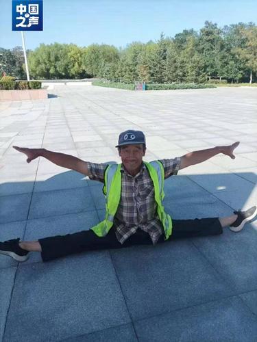 Цэвэрлэгч эр 63 насандаа балетын жүжигчин болжээ