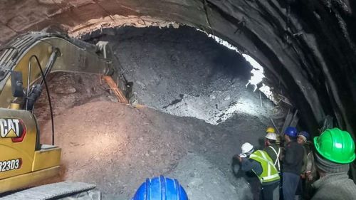 Энэтхэгт хонгил нурж, 40 ажилчин гарах гарцгүй болжээ