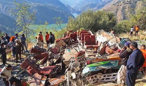 Энэтхэгт автобус хавцал руу унаж, 36 хүн амиа алджээ