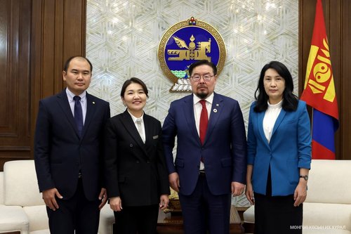 УИХ-ын дарга Г.Занданшатар Цэцийн шинэ гишүүдэд үнэмлэхийг нь гардууллаа