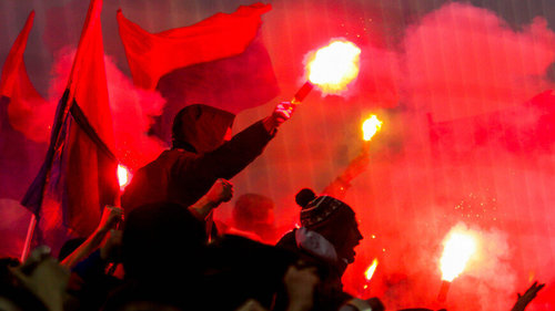 Хөлбөмбөгийн шүтэн бишрэгчид үймээн дэгдээж, олон хүн гэмтжээ