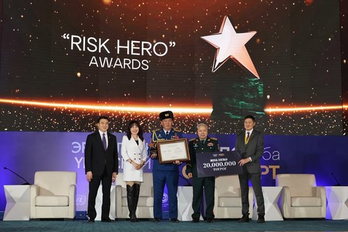 102 хүний амь аварсан ахлагч Д.Оюунбаатарыг 