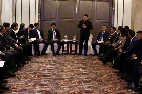 Ерөнхий сайд хөдөө аж ахуйн салбарын баялаг бүтээгчидтэй уулзаж байна