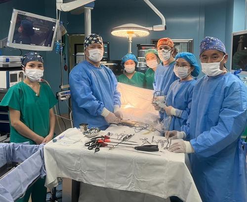 Төрөлхийн улаан хоолой битүү эмгэгтэй нярайд дурангийн аргаар мэс засал хийлээ