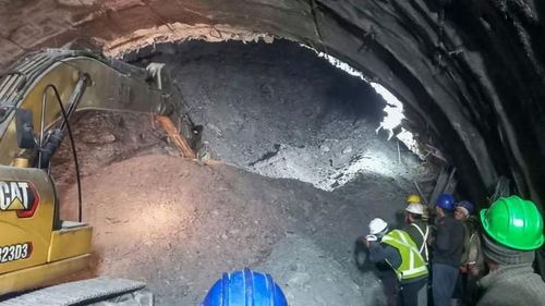 Энэтхэгт хонгилын нурангид гацсан барилгачдыг эсэн мэнд гаргажээ