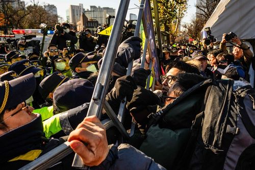 Өмнөд Солонгост нохойн мах хориглохыг эсэргүүцэгчид цагдаагийнхантай мөргөлджээ