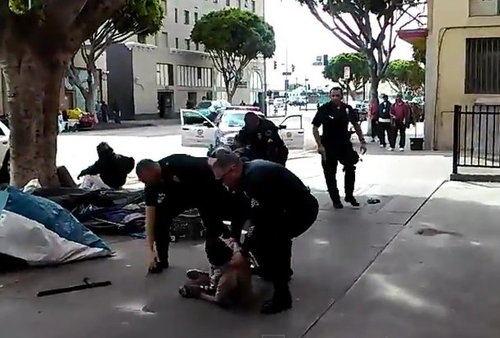 Америкийн томоохон хотуудаас орон гэргүйчүүдийг хөөж байна