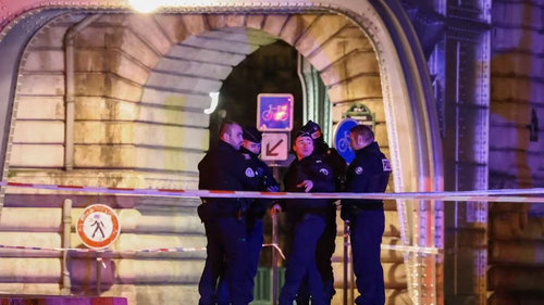 Парисын төвд бусад руу хутга барин дайрч, хүний амь хөнөөсөн этгээдийг баривчилжээ