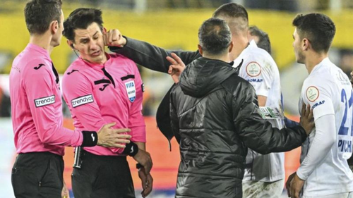 Туркийн хөлбөмбөгийн шүүгч зодуулсны улмаас АШТ-ийг зогсоожээ