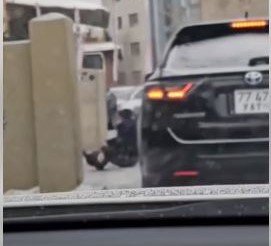 Зогсоолын маргаанаас болж бусдыг санаатай мөргөсөн жолоочийг шалгаж байна