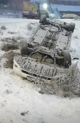 Согтуу жолооч машинаа замын хажуу руу унагаажээ