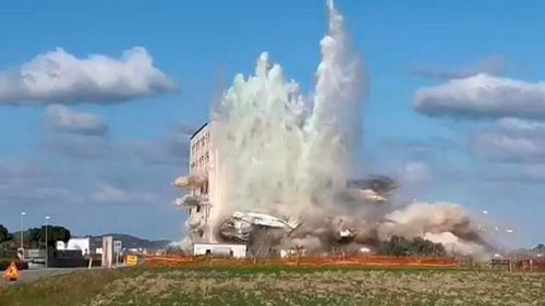 ВИДЕО: Италид мафиас хураасан зургаан давхар байрыг дэлбэлжээ