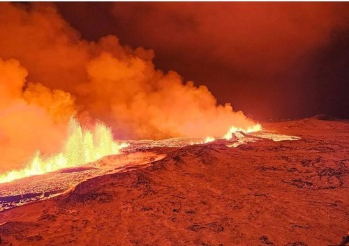 ВИДЕО: Исландад галт уул оргилж байна