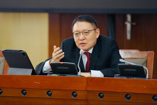 С.Наранцогт асуугдаж байна