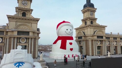 ВИДЕО: Харбинд 18 метр өндөртэй цасан хүн бүтээжээ