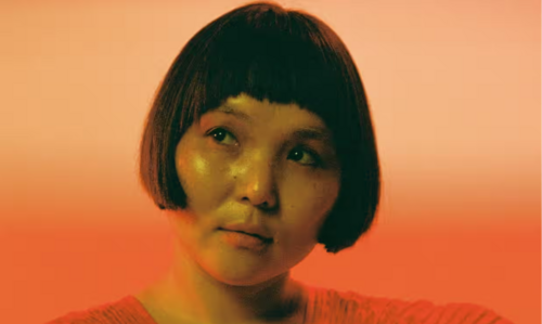 The Guardian: Дуучин Энжигийн гурав дахь цомог дэлхийн шилдэг 10 жааз цомогт багтжээ