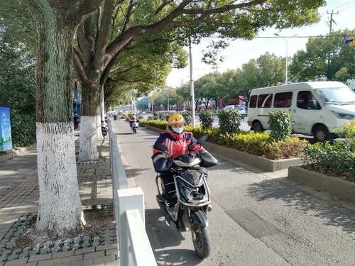 Шанхайд амиа хорлохоор ус руу үсэрсэн эмэгтэйг хүргэлтийн ажилтан аварчээ